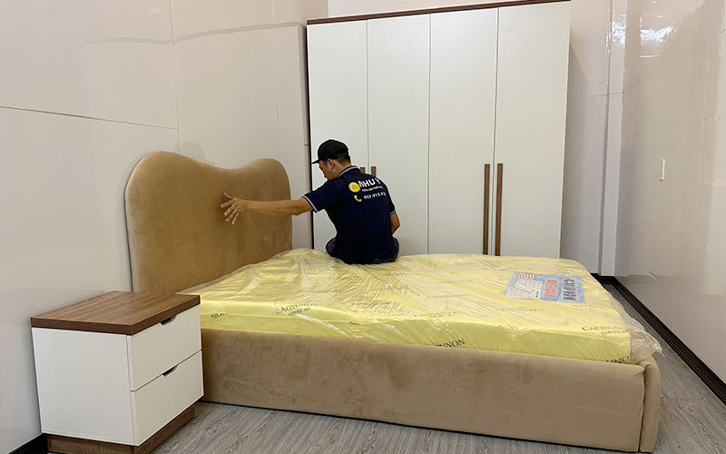 Giao Combo Phòng Ngủ Full Bộ – Giường Bọc Nệm Có Ben Hơi + Tủ + Tab Cho Khách Hàng Hẻm Spa